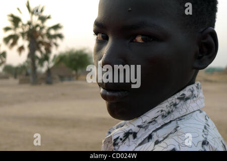 13. März 2010 - Turalei, Sudan - A Sudan Boy. Sudan halten die ersten demokratischen Wahlen in 24 Jahren ab 11. April im Rahmen eines Friedensabkommens von 2005 nach Jahrzehnten des Bürgerkriegs zwischen der arabischen Norden und dem afrikanischen Süden unterzeichnet. (Kredit-Bild: © Zack Baddorf/ZUMA Press) Stockfoto