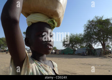 13. März 2010 Wasser - Turalei, Sudan - A sudanesischen jungen führt nach Hause. Sudan halten die ersten demokratischen Wahlen in 24 Jahren ab 11. April im Rahmen eines Friedensabkommens von 2005 nach Jahrzehnten des Bürgerkriegs zwischen der arabischen Norden und dem afrikanischen Süden unterzeichnet.  (Kredit-Bild: © Zack Baddorf/ZUMA Press) Stockfoto