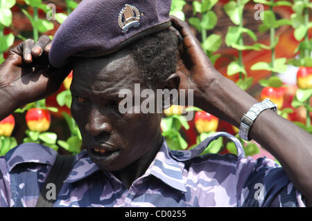 13. März 2010 - Turalei, Sudan - passt ein sudanesischer Polizist seine Mütze... Sudan halten die ersten demokratischen Wahlen in 24 Jahren ab 11. April im Rahmen eines Friedensabkommens von 2005 nach Jahrzehnten des Bürgerkriegs zwischen der arabischen Norden und dem afrikanischen Süden unterzeichnet. (Kredit-Bild: © Zack Baddorf/ZUMA Pre Stockfoto