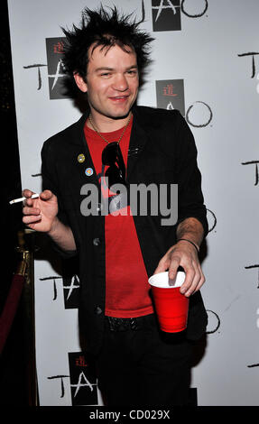 25. März 2010 kommt um zu feiern seinen Geburtstag in der Tao-Diskothek im Venetian Resort Hotel Casino 25. März 2010 in Las Vegas, Nevada - Las Vegas, Nevada, USA - Musiker DERYCK WHIBLEY von der Band Sum 41.  Whibley eigentlichen Geburtstag ist der 21. März. (Kredit-Bild: © David Becker/ZUMApress.com) Stockfoto