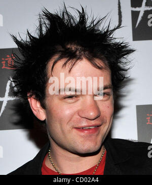 25. März 2010 kommt um zu feiern seinen Geburtstag in der Tao-Diskothek im Venetian Resort Hotel Casino 25. März 2010 in Las Vegas, Nevada - Las Vegas, Nevada, USA - Musiker DERYCK WHIBLEY von der Band Sum 41.  Whibley eigentlichen Geburtstag ist der 21. März. (Kredit-Bild: © David Becker/ZUMApress.com) Stockfoto