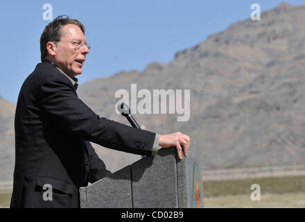 27. März 2010 - Las Vegas, Nevada, USA - WAYNE LAPIERRE, executive vice President und CEO von der National Rifle Association gibt seine Anmerkungen während der großen Eröffnungsfeier im Clark County Shooting Park, ein 900 Hektar großen Anlage in Las Vegas. (Kredit-Bild: © David Becker/ZUMApress.com) Stockfoto