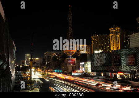 27. März 2010 leuchtet - Las Vegas, Nevada, USA - Las Vegas Strip, nur von vorbeifahrenden Autos während einer Veranstaltung Earth Hour 2010 markiert. Mehreren Ländern auf der ganzen Welt haben für Earth Hour am 27. März angemeldet bei denen Wahrzeichen ihre Lichter für 60 Minuten deaktiviert werden um Awarene zu erhöhen Stockfoto