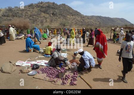 3. April 2010 - obere Kumo, Sudan - Shopper aus der Gegend besuchen Sie den Konjo Markt während der einmal wöchentliche Markttag in Sudan Southern Kordofan Zustand. Sudan halten die ersten demokratischen Wahlen in 24 Jahren ab nächsten Sonntag als Teil eines Friedensabkommens von 2005 unterzeichnet zwischen dem arabischen Norden und t. Stockfoto