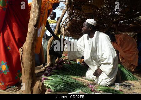 3. April 2010 - obere Kumo, Sudan - Shopper aus der Gegend besuchen Sie den Konjo Markt während der einmal wöchentliche Markttag in Sudan Southern Kordofan Zustand. Sudan halten die ersten demokratischen Wahlen in 24 Jahren ab nächsten Sonntag als Teil eines Friedensabkommens von 2005 unterzeichnet zwischen dem arabischen Norden und t. Stockfoto