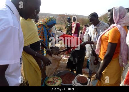 3. April 2010 - obere Kumo, Sudan - Shopper aus der Gegend besuchen Sie den Konjo Markt während der einmal wöchentliche Markttag in Sudan Southern Kordofan Zustand. Sudan halten die ersten demokratischen Wahlen in 24 Jahren ab nächsten Sonntag als Teil eines Friedensabkommens von 2005 unterzeichnet zwischen dem arabischen Norden und t. Stockfoto