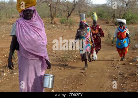 3. April 2010 - obere Kumo gehen Sudan - Shopper aus dem Bereich wieder nach Hause vom Konjo Markt während der einmal wöchentliche Markttag im sudanesischen Southern Kordofan Zustand. Sudan halten die ersten demokratischen Wahlen in 24 Jahren ab nächsten Sonntag als Teil eines Friedensabkommens von 2005 unterzeichneten die Ar Stockfoto