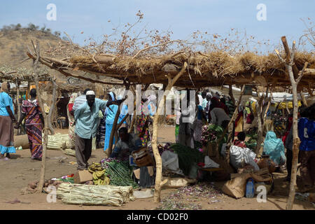 3. April 2010 - obere Kumo, Sudan - Shopper aus der Gegend besuchen Sie den Konjo Markt während der einmal wöchentliche Markttag in Sudan Southern Kordofan Zustand. Sudan halten die ersten demokratischen Wahlen in 24 Jahren ab nächsten Sonntag als Teil eines Friedensabkommens von 2005 unterzeichnet zwischen dem arabischen Norden und t. Stockfoto