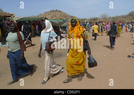 3. April 2010 - obere Kumo, Sudan - Shopper aus der Gegend besuchen Sie den Konjo Markt während der einmal wöchentliche Markttag in Sudan Southern Kordofan Zustand. Sudan halten die ersten demokratischen Wahlen in 24 Jahren ab nächsten Sonntag als Teil eines Friedensabkommens von 2005 unterzeichnet zwischen dem arabischen Norden und t. Stockfoto