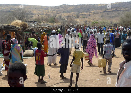 3. April 2010 - obere Kumo, Sudan - Shopper aus der Gegend besuchen Sie den Konjo Markt während der einmal wöchentliche Markttag in Sudan Southern Kordofan Zustand. Sudan halten die ersten demokratischen Wahlen in 24 Jahren ab nächsten Sonntag als Teil eines Friedensabkommens von 2005 unterzeichnet zwischen dem arabischen Norden und t. Stockfoto