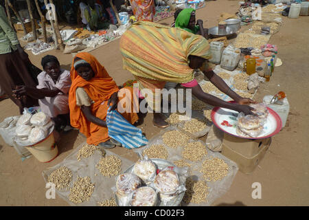 3. April 2010 - obere Kumo, Sudan - wird ein Verkäufer mehr Brot auf dem Konjo Markt während der einmal wöchentliche Markttag in Sudans Southern Kordofan Zustand. Sudan wird die ersten demokratischen Wahlen in 24 Jahren ab nächsten Sonntag als Teil eines Friedensabkommens von 2005 unterzeichneten die arabischen Norden halten eine Stockfoto