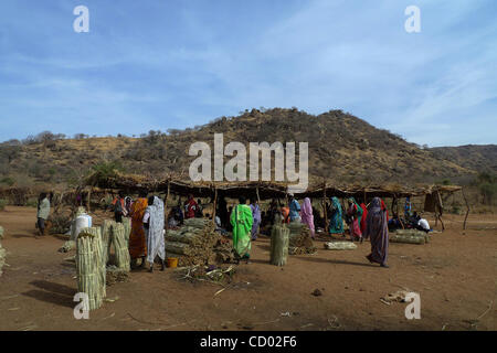 3. April 2010 - obere Kumo, Sudan - Shopper aus der Gegend besuchen Sie den Konjo Markt während der einmal wöchentliche Markttag in Sudan Southern Kordofan Zustand.  Sudan hält die ersten demokratischen Wahlen in 24 Jahren ab nächsten Sonntag als Teil eines Friedensabkommens von 2005 unterzeichneten die arabischen Norden und Stockfoto