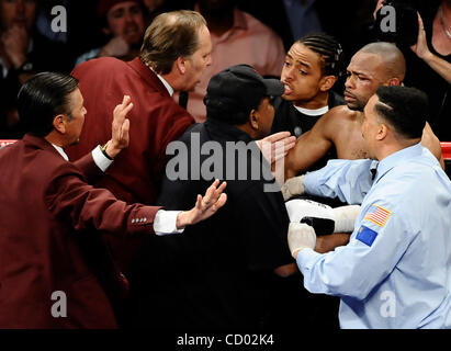 April 3.2010-Las Vegas NV., USA. Boxen Beamten eines Roy Jones Jr. Kinder werfen, nachdem er den Ring am Betreten der 6. Runde.  Bernard Hopkins holte den Sieg durch einstimmigen Beschluss im Mandalay Bay Hotel. (Kredit-Bild: © gen Blevins/ZUMA Press) Stockfoto