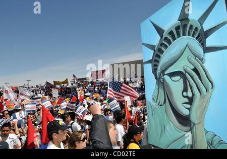 10. April 2010 - Las Vegas, Nevada, USA - Massen während der '' Rally For America'' wo mehrere tausend aus mehreren Staaten Menschen versammelten sich in der Innenstadt von Las Vegas, um ihre Unterstützung für die Reform der Einwanderung in den Vereinigten Staaten zeigen.  Mehrere Dutzend Redner, einschließlich der US-Senat Majority Leader Harry Stockfoto