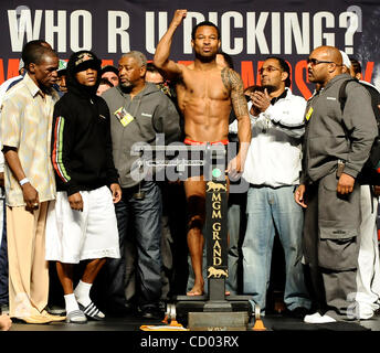 April 30,2010. Las Vegas NV. USA. Sugar Shane Mosley wiegt bei £ 147 da er Floyd "Money" Mayweather Jr. kämpfen, die bei 146 Pfund wog. Die beiden werden kämpfen gegeneinander Samstagabend im MGM grand Hotel und live auf HBO PPV in Las Vegas NV. (Kredit-Bild: © gen Blevins/ZU Stockfoto