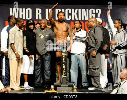 April 30,2010. Las Vegas NV. USA. Sugar Shane Mosley wiegt bei £ 147 da er Floyd "Money" Mayweather Jr. kämpfen, die bei 146 Pfund wog. Die beiden werden kämpfen gegeneinander Samstagabend im MGM grand Hotel und live auf HBO PPV in Las Vegas NV. (Kredit-Bild: © gen Blevins/ZU Stockfoto