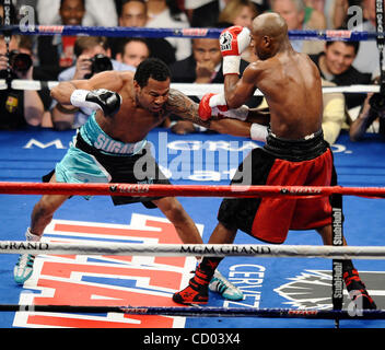 1,2010 JUN. LAS VEGAS NEVADA USA. Floyd "Money" Mayweather Jr. (in roter Trnks) geht 12 Runden mit Sugar Shane Mosley, als Floyd holte sich den Sieg durch einstimmigen Beschluss für seinen 41. Sieg und immer noch ungeschlagen im MGM grand Hotel in Las Vegas NV. (Kredit-Bild: © gen Blevins/ZUMA Press) Stockfoto