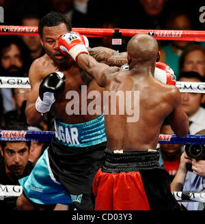 1,2010 JUN. LAS VEGAS NEVADA USA. Floyd "Money" Mayweather Jr. (in roter Trnks) geht 12 Runden mit Sugar Shane Mosley, als Floyd holte sich den Sieg durch einstimmigen Beschluss für seinen 41. Sieg und immer noch ungeschlagen im MGM grand Hotel in Las Vegas NV. (Kredit-Bild: © gen Blevins/ZUMA Press) Stockfoto