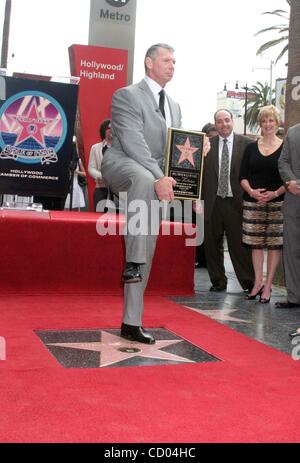 14. März 2008 - Hollywood, Kalifornien, US - I13056CHW. VINCE MCMAHON IST MIT EINEM STERN AUF DEM HOLLYWOOD WALK OF FAME GEEHRT. WALK OF FAME, HOLLYWOOD, CA.03/14/08.VINCE MCMAHON (Kredit-Bild: © Clinton Wallace/Globe Photos/ZUMAPRESS.com) Stockfoto