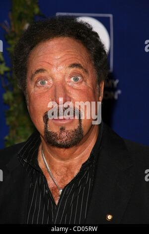 12. Juli 2008 - Hollywood, Kalifornien, US - I13410CHW.'' STARRY NIGHT'' GRAMMY FOUNDATION ZUGUTE ZU EHREN VON SIR GEORGE MARTIN. UNIVERSITY OF SOUTHERN CALIFORNIA, LOS ANGELES, CA.07/12/08.TOM JONES (Kredit-Bild: © Clinton Wallace/Globe Photos/ZUMAPRESS.com) Stockfoto