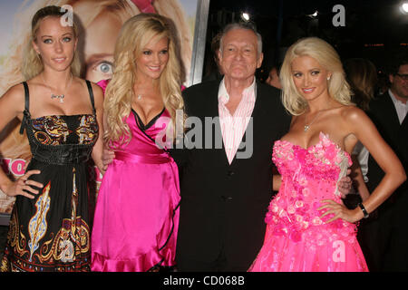 20. August 2008 - Hollywood, Kalifornien, US - I13581CHW.'' THE HOUSE BUNNY'' LOS ANGELES PREMIERE. WESTWOOD, CA.08/20/08.KENDRA WILKINSON, BRIDGET MARQUARDT, HUGH HEFNER, MANN VILLAGE Theater und HOLLY MADISON (Kredit-Bild: © Clinton Wallace/Globe Photos/ZUMAPRESS.com) Stockfoto