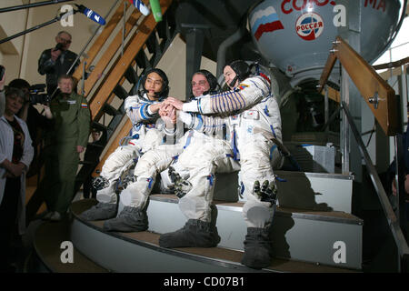 Die 3-köpfige Crew der 17. Expedition zur internationalen Raumstation ISS während der komplexen Trainings im Sternenstädtchen bei Moskau. (von links nach rechts): südkoreanische Astronaut Ko San, russische Kosmonauten Maksim Suraev und Oleg Skripochka Stockfoto