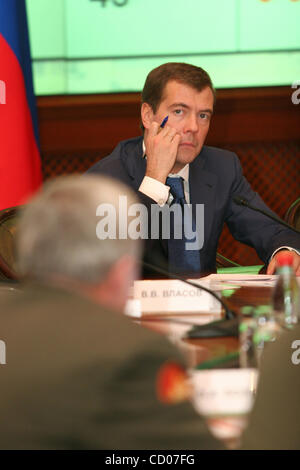 Zum ersten Mal besucht Vize-premier Dmitri Medvedev Russische Verteidigung Ministerium Büro treffen mit obersten militärischen Befehlshaber der russischen Streitkräfte Stockfoto