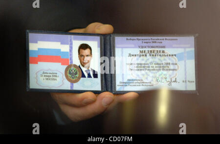 15. April 2008 - Moskau, Russland - Tagung des Kongresses weigerte sich russische Präsident DMITRY MEDVEDEV, der Partei Einiges Russland verbinden die zwei-Drittel-Mehrheit im Parlament hält. "... ...mein direkte Beteiligung wäre verfrüht," sagte Medwedew, der abgehende Präsident Vladimir Putin gelingen wird, Stockfoto