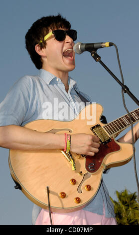 25. April 2008; Indio, Kalifornien, USA; Musiker EZRA KOENIG, der "Vampire Weekend," beim Coachella Valley Music & Arts Festival 2008 im Empire Polo Club. Obligatorische Credit: Foto von Vaughn Youtz/ZUMA Press. (©) Copyright 2007 von Vaughn Youtz. Stockfoto