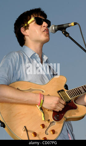 25. April 2008; Indio, Kalifornien, USA; Musiker EZRA KOENIG, der "Vampire Weekend," beim Coachella Valley Music & Arts Festival 2008 im Empire Polo Club. Obligatorische Credit: Foto von Vaughn Youtz/ZUMA Press. (©) Copyright 2007 von Vaughn Youtz. Stockfoto