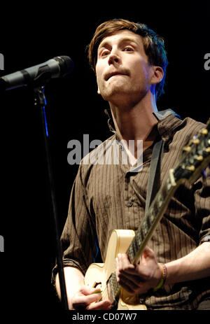 26. April 2008; Indio, Kalifornien, USA; Musiker CHARLIE WALLER während Mark Ronson festgelegt auf Coachella Valley Music & Arts Festival 2008 im Empire Polo Club. Obligatorische Credit: Foto von Vaughn Youtz/ZUMA Press. (©) Copyright 2007 von Vaughn Youtz. Stockfoto