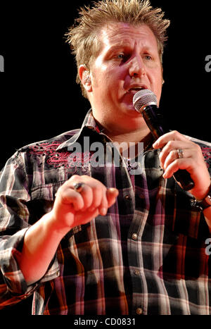 3. Mai 2008; Indio, Kalifornien, USA; Musiker GARY LeVOX, der "Rascal Flatts," während die Postkutsche Country Music Festival 2008 im Empire Polo Club. Obligatorische Credit: Foto von Vaughn Youtz/ZUMA Press. (©) Copyright 2007 von Vaughn Youtz. Stockfoto