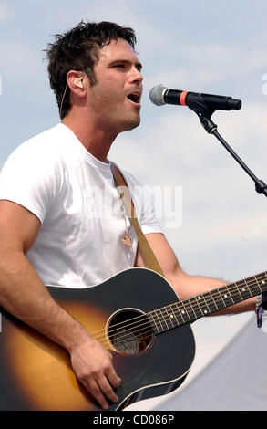 4. Mai 2008; Indio, Kalifornien, USA; Musiker CHUCK WICKS während Stagecoach-Country-Musik-Festival 2008 im Empire Polo Club. Obligatorische Credit: Foto von Vaughn Youtz/ZUMA Press. (©) Copyright 2007 von Vaughn Youtz. Stockfoto