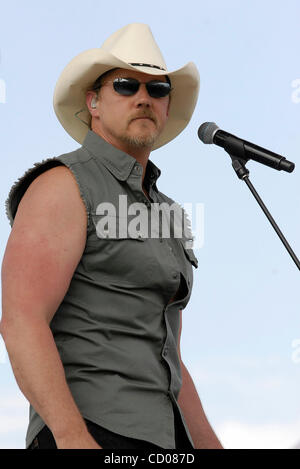 4. Mai 2008; Indio, Kalifornien, USA; Musiker TRACE ADKINS während Stagecoach-Country-Musik-Festival 2008 im Empire Polo Club. Obligatorische Credit: Foto von Vaughn Youtz/ZUMA Press. (©) Copyright 2007 von Vaughn Youtz. Stockfoto