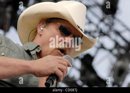 4. Mai 2008; Indio, Kalifornien, USA; Musiker TRACE ADKINS während Stagecoach-Country-Musik-Festival 2008 im Empire Polo Club. Obligatorische Credit: Foto von Vaughn Youtz/ZUMA Press. (©) Copyright 2007 von Vaughn Youtz. Stockfoto