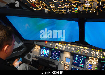Aeroflot Flugschule in Moskau. Im Bild: Innenraum Cockpit des Airbus A320 Flugsimulator. Ein Flugsimulator ist ein System, die versucht, zu kopieren oder zu simulieren, die Erfahrung, ein Flugzeug zu fliegen. Stockfoto