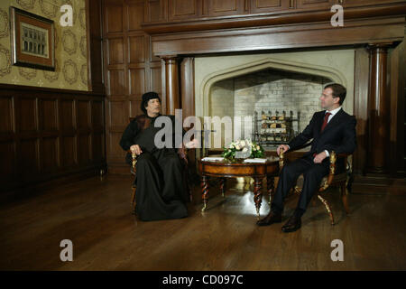 Libyens Staatschef Muammar Gaddafi besucht Russland. Libyens Staatschef Muammar Gaddafi (l) und Präsident von Russland Dmitry Medvedev in Moskau traf Stockfoto