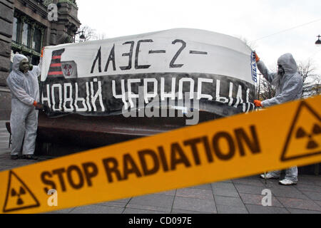 St. Petersburg, Russland. Aktivisten der Umweltorganisation Bellona protestierten gegen den Bau der neuen Nuclear Power Plant (NPP) in der Nähe von St. Petersburg (LAES-2). Das Plakat liest: "Stop Strahlung"; "LAES-2"ist neue Tschernobyl". Stockfoto