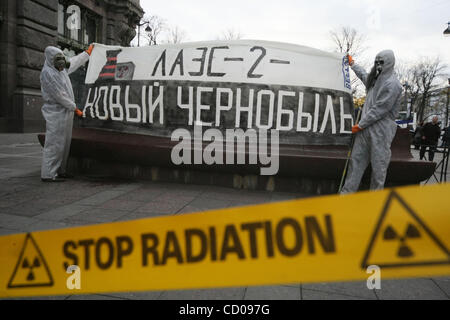 St. Petersburg, Russland. Aktivisten der Umweltorganisation Bellona protestierten gegen den Bau der neuen Nuclear Power Plant (NPP) in der Nähe von St. Petersburg (LAES-2). Das Plakat liest: "Stop Strahlung"; "LAES-2"ist neue Tschernobyl". Stockfoto
