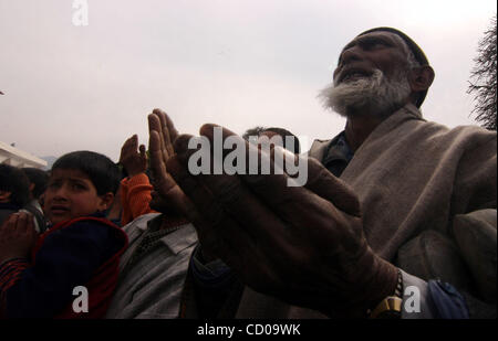 Kashmiri Moslems Alter Mann die Hand heben, als er einen Blick auf die Reliquie (nicht abgebildet) des Propheten Mohammed während der Eid Milad-un-Nabi-Festival in Srinagar 21. März 2008. Zehntausende von kaschmirische Muslime am Freitag angeboten besondere Gebete während des Festivals, die der Geburt der Jahrestag Stockfoto