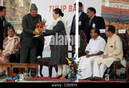 Sonia Gandhi, der Leiter der Indiens regierenden Kongresspartei mit Jammu und Kaschmir Hauptminister Gulam Nabi Azad eingeweiht Kaschmir erste Tulpe Garten im Sommer der indischen Kaschmir captial 29. März 2008.  Foto/Altaf Zargar/Zuma Press Stockfoto