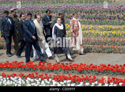 Sonia Gandhi,(R) den Kopf von Indien die Kongress-Partei, Spaziergänge mit Jammu und Kaschmir Hauptminister Gulam Nabi Azad nach eingeweihte Kaschmir erste Tulpe Garten im Sommer der indischen Kaschmir captial 29. März 2008 Urteil.  Foto/Altaf Zargar/Zuma Press Stockfoto