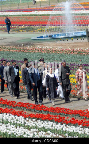 Sonia Gandhi,(R) den Kopf von Indien die Kongress-Partei, Spaziergänge mit Jammu und Kaschmir Hauptminister Gulam Nabi Azad nach eingeweihte Kaschmir erste Tulpe Garten im Sommer der indischen Kaschmir captial 29. März 2008 Urteil.  Foto/Altaf Zargar/Zuma Press Stockfoto