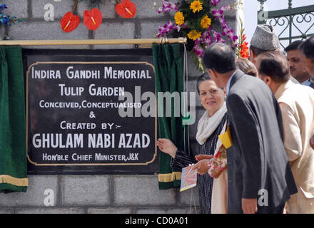 Sonia Gandhi,(R) den Kopf von Indiens regierenden Kongresspartei, Eingeweihte Kaschmir erste Tulpe Garten im Sommer der indischen Kaschmir captial 29. März 2008.  Foto/Altaf Zargar/Zuma Press Stockfoto