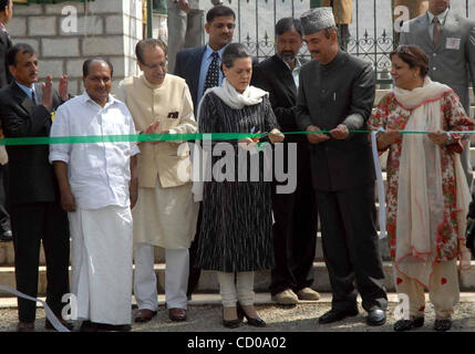 Sonia Gandhi, der Leiter der Indiens regierenden Kongresspartei mit Jammu und Kaschmir Hauptminister Gulam Nabi Azad eingeweiht Kaschmir erste Tulpe Garten im Sommer der indischen Kaschmir captial 29. März 2008.  Foto/Altaf Zargar/Zuma Press Stockfoto