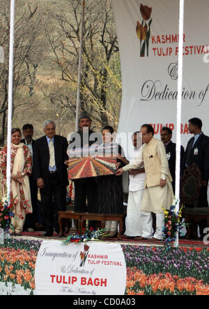 Sonia Gandhi, der Leiter der Indiens regierenden Kongresspartei mit Jammu und Kaschmir Hauptminister Gulam Nabi Azad eingeweiht Kaschmir erste Tulpe Garten im Sommer der indischen Kaschmir captial 29. März 2008.  Foto/Altaf Zargar/Zuma Press Stockfoto