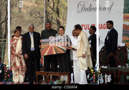 Sonia Gandhi, der Leiter der Indiens regierenden Kongresspartei mit Jammu und Kaschmir Hauptminister Gulam Nabi Azad eingeweiht Kaschmir erste Tulpe Garten im Sommer der indischen Kaschmir captial 29. März 2008.  Foto/Altaf Zargar/Zuma Press Stockfoto