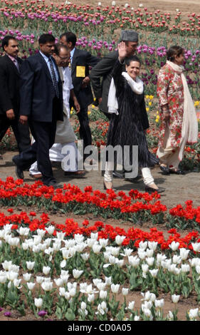 Sonia Gandhi,(R) den Kopf von Indien die Kongress-Partei, Spaziergänge mit Jammu und Kaschmir Hauptminister Gulam Nabi Azad nach eingeweihte Kaschmir erste Tulpe Garten im Sommer der indischen Kaschmir captial 29. März 2008 Urteil.  Foto/Altaf Zargar/Zuma Press Stockfoto