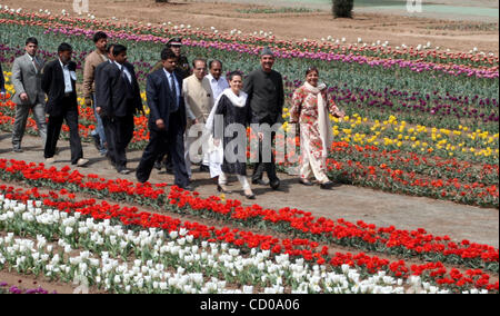 Sonia Gandhi,(R) den Kopf von Indien die Kongress-Partei, Spaziergänge mit Jammu und Kaschmir Hauptminister Gulam Nabi Azad nach eingeweihte Kaschmir erste Tulpe Garten im Sommer der indischen Kaschmir captial 29. März 2008 Urteil.  Foto/Altaf Zargar/Zuma Press Stockfoto