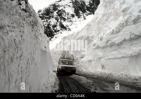 Fahrzeuge fahren zwischen Schneewände nach Srinagar-Leh Landstraße für den Verkehr in Zojila, 108 km (67 Meilen) östlich von Srinagar, 15. April 2008 geöffnet wird. Die 443 km (275 Meilen) lange Autobahn von indische Armee Behörden für den Verkehr am Dienstag nach verbleibenden snowbound am Zojila-Pass, 3.530 mir eröffnete Stockfoto